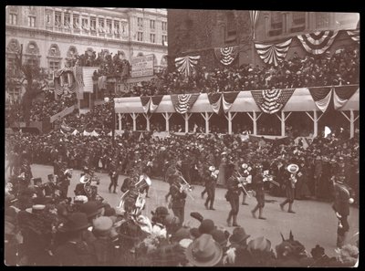 Vista de la multitud y un grupo militar marchando en el Desfile Dewey en la Quinta Avenida, Nueva York, 1899 de Byron Company